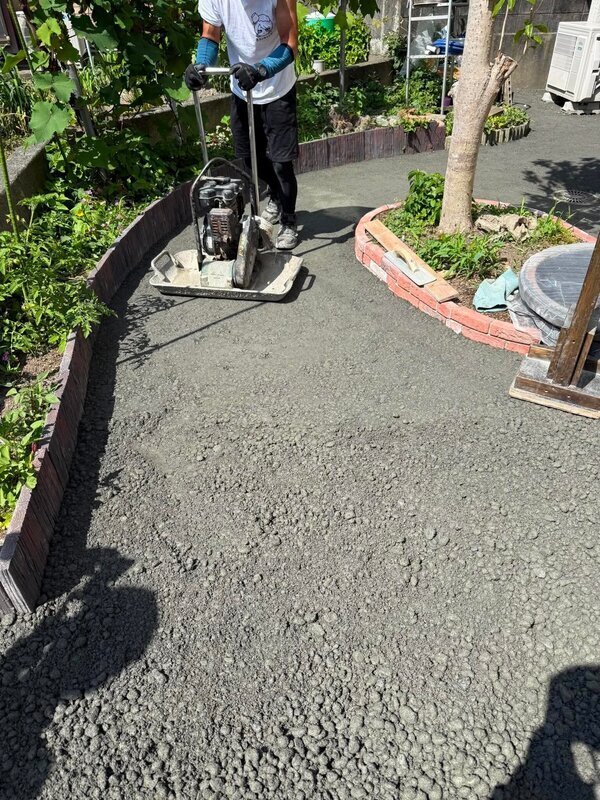 雑草、ぬかるみ、水たまり、蚊の大量発生、猫の糞害etc 足元ソリューション全てのレンジをカバー